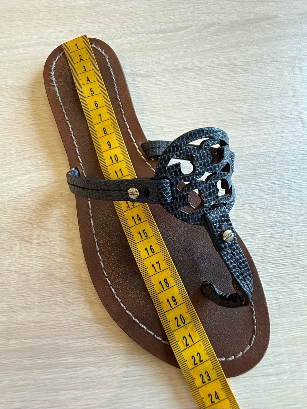 Tory Burch Miller Blue Leather Thong Sandals Women Size 6.5 Flat Logo Medallion - Picture 9 of 12